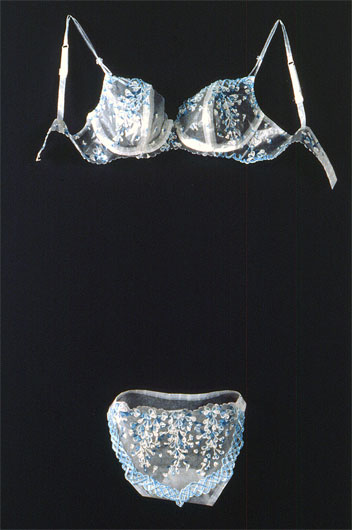 Teardrop Bra and Panty, 1997, Wachspapier, Frischhaltefolie und Klebeband, 26 x 61 cm und 26 x 26 cm