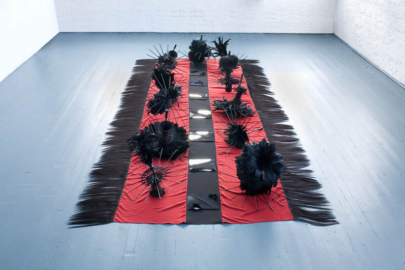 Bankett, 2013, Stoff, Haar, Holz, Farbe, Spiegel, Strumpfhosen, Federn, Pelz, Springfedern, 350 x 50 x 173 cm