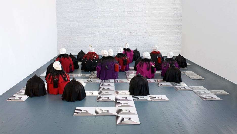 Los curas y sus pajes, 2010, Styropor, Stoff, Farbe, Ton, Haare, Strumpfhosen, Knochen, Z&auml;hne, Sch&auml;del, Federn, Leder, Kunststoff, Glocken, Zeichnungen, MDF, Plexiglas, 600 x 427 x 74 cm