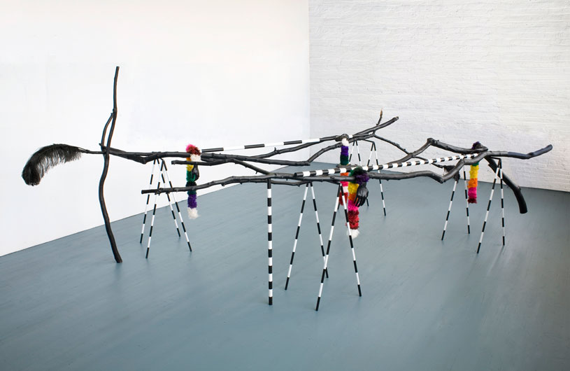 ohne Titel, 2011, Metall, &Auml;ste, Pelz, Gummi, Federn, 167,5 x 477,5 x 216 cm